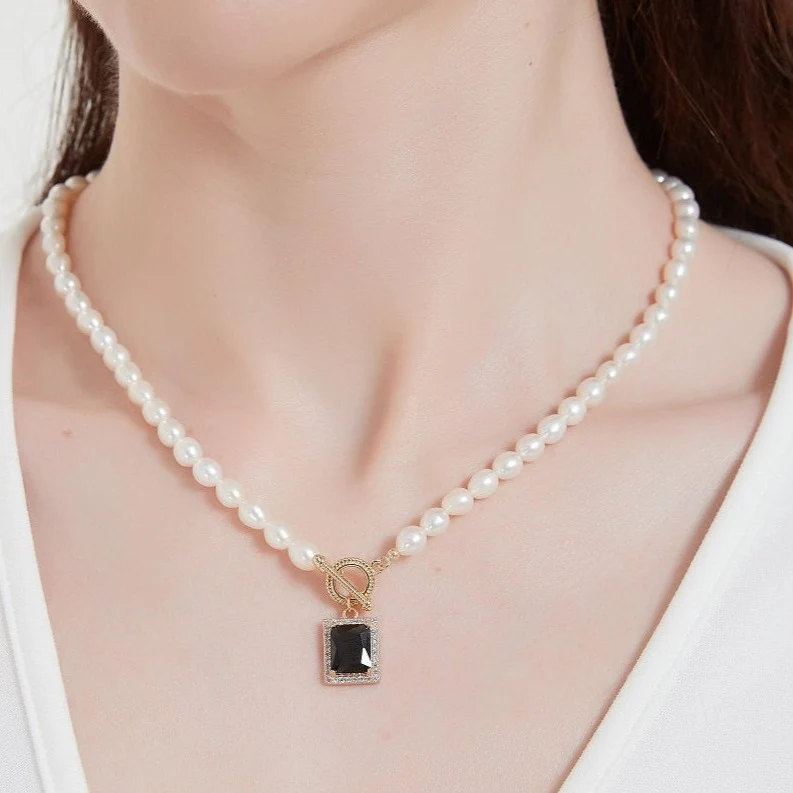 Elegant Pearl And Resin Gem Necklace